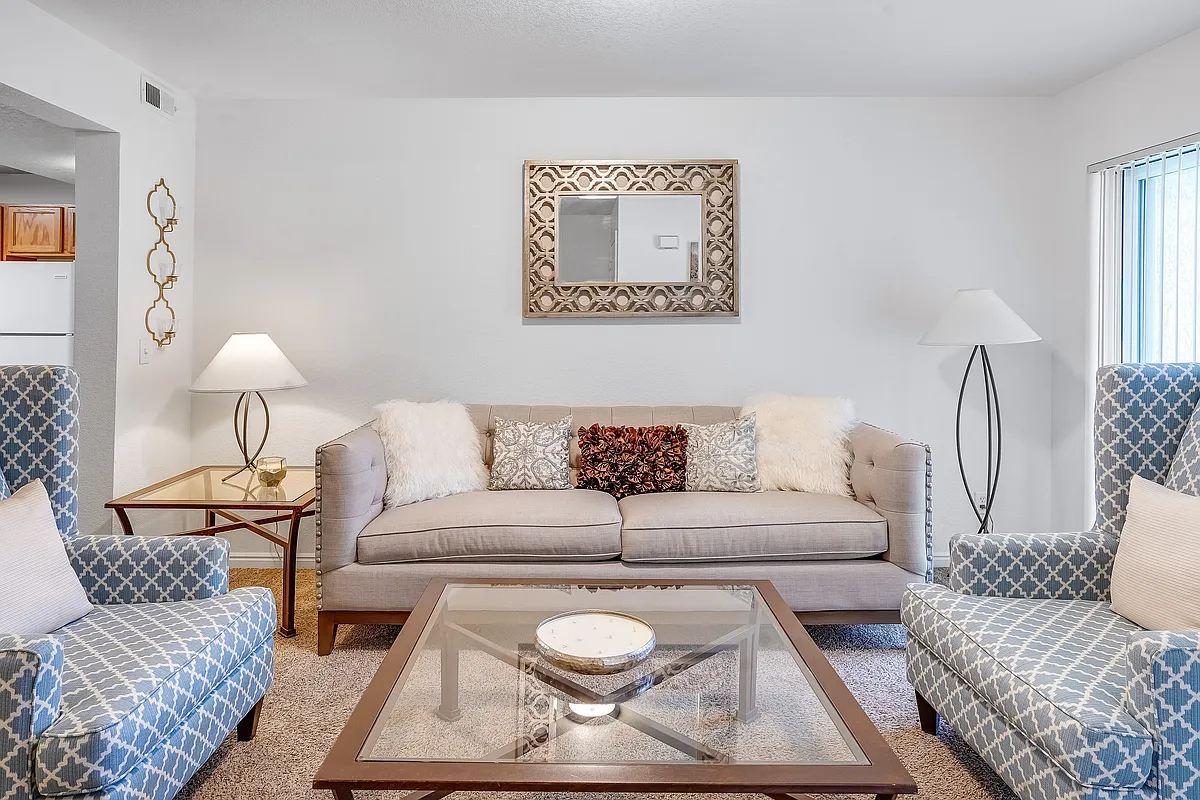 Beautiful Spacious Living Room - Wingpointe