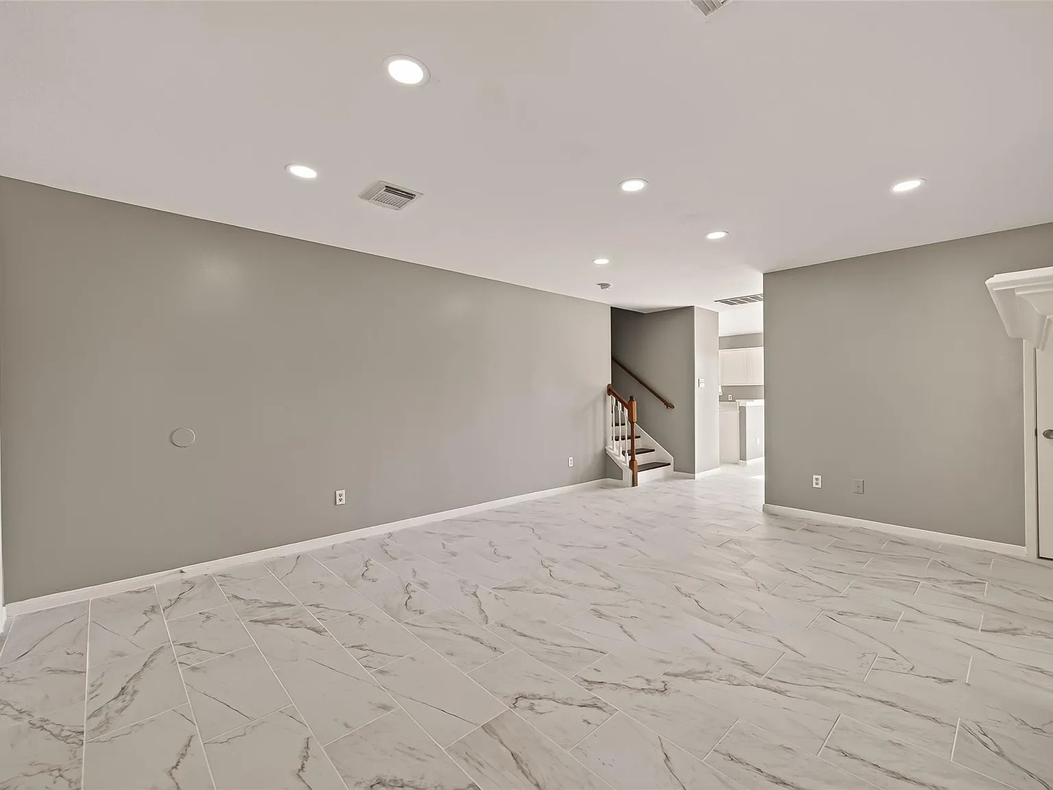 4 bed, 2.5 bath, 2280 sqft, $2,303 — Photo 3