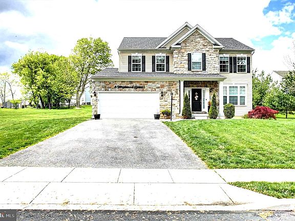 3rd image of 8 Tanglewood Dr