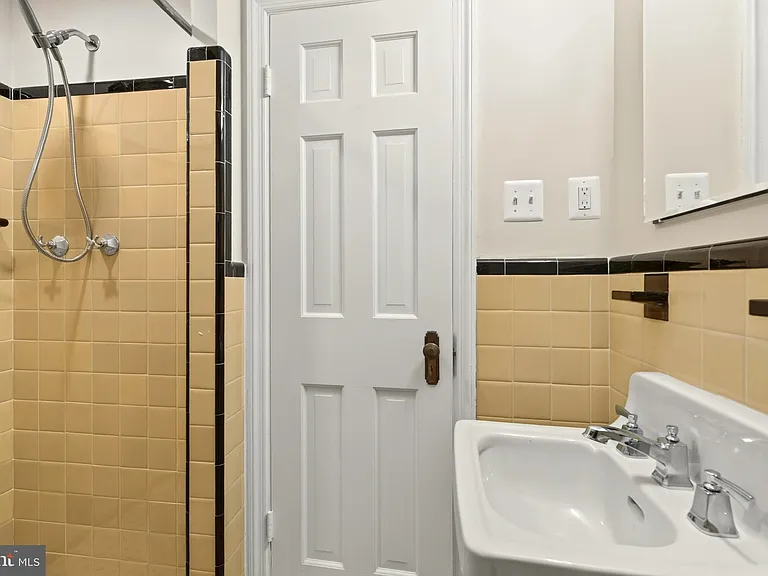 2375 N Vernon St — Photo 61