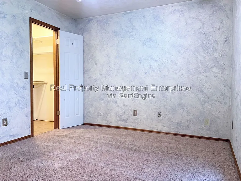 204 W 10th St — Photo 29