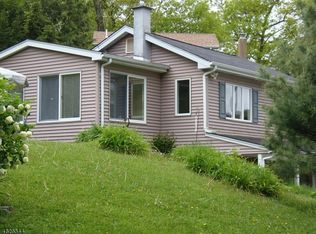 138 Lake Park Ter, Hewitt, NJ 07421