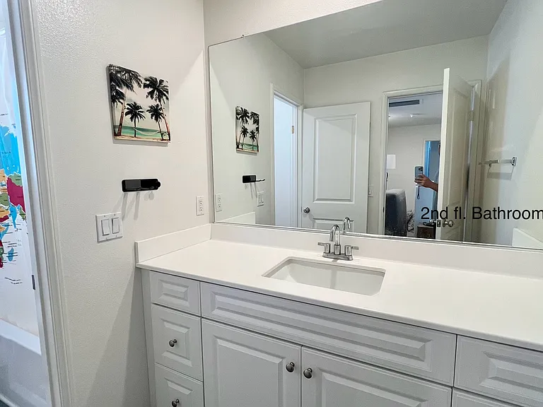 Full Bathroom (upstairs)