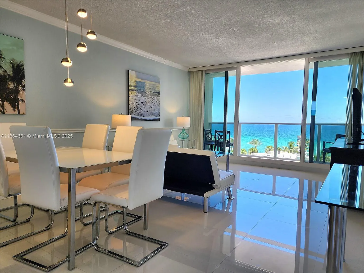 Alexander Towers Condo — Photo 4