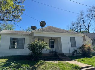 113 S 3rd St, Bonham, TX 75418