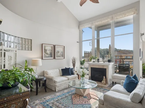 2 Renaissance Sq #401, New Westminster, BC V3M 6K3