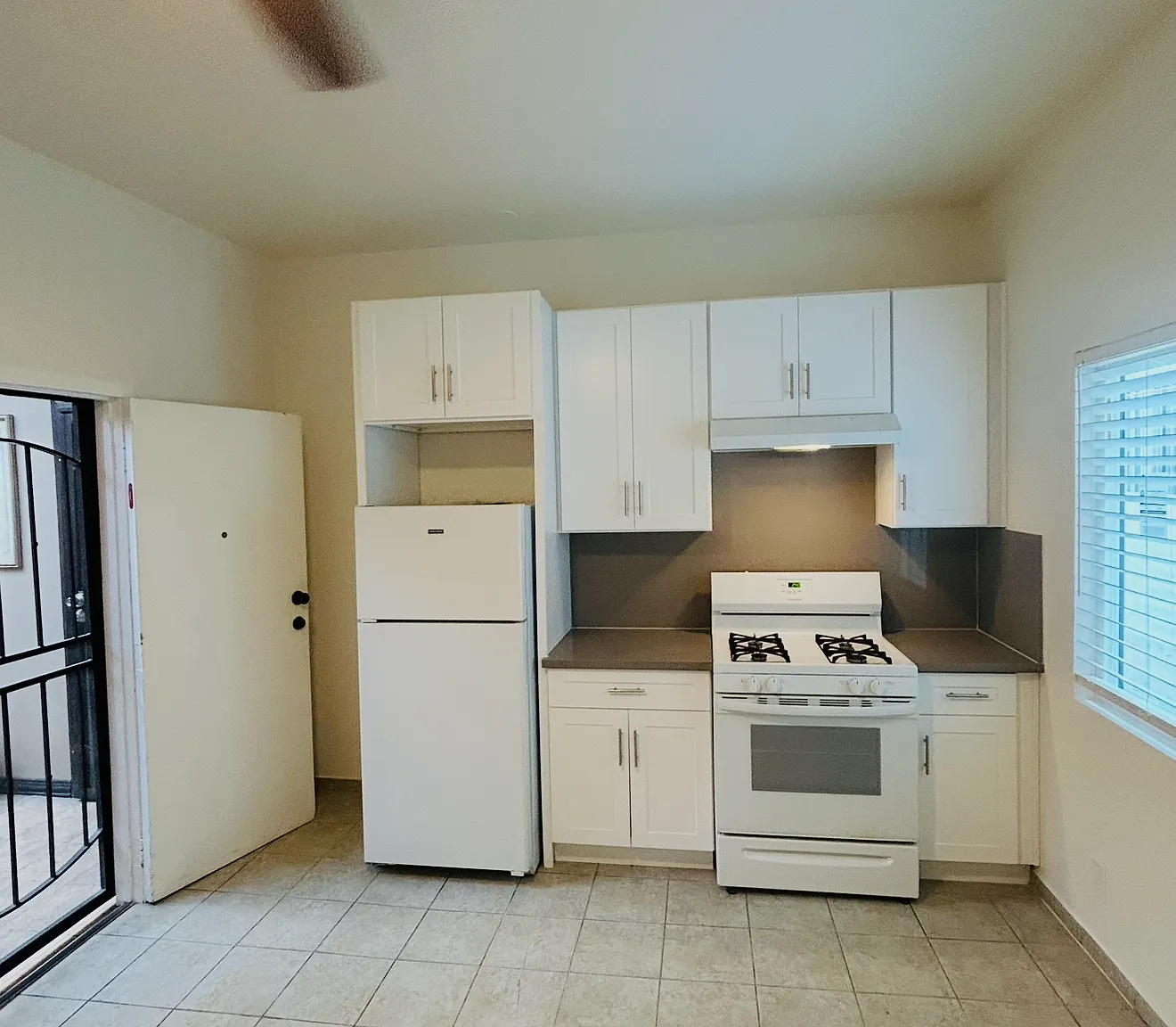 5600 S Broadway — Photo 1