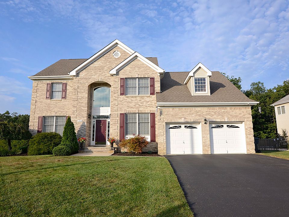 1st image of 384 Brentwood Ave