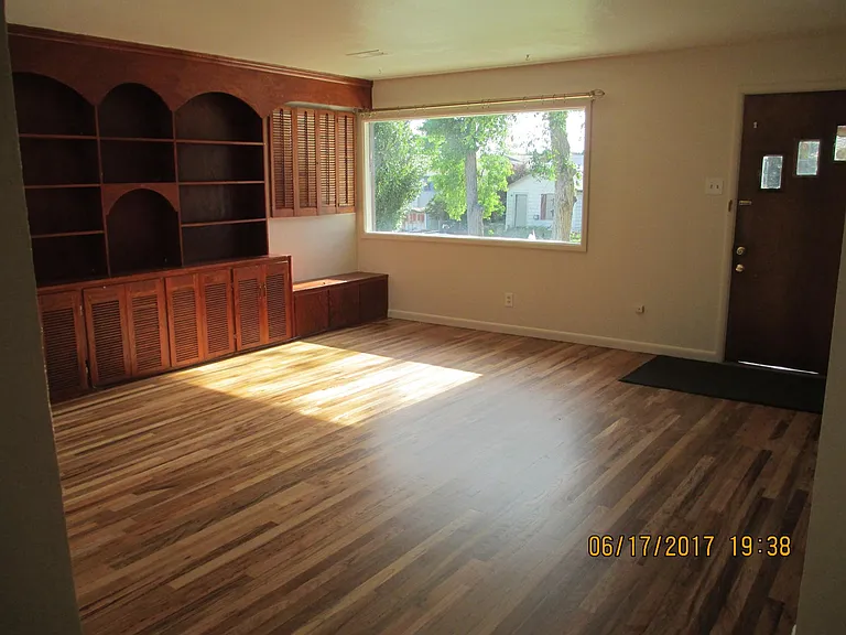 1122 S Cedar St — Photo 5