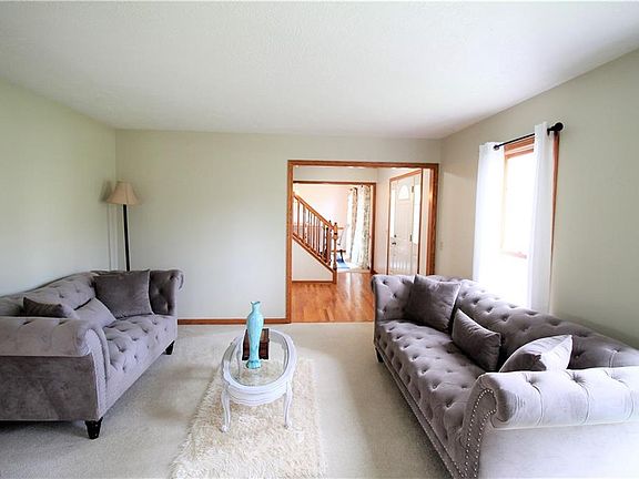3rd image of 906 Lawrence Dr