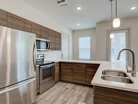 5th image of 2712 Wingate St #300