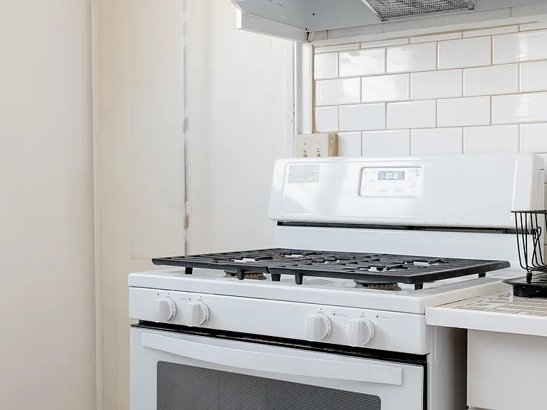Enjoy your home cooked meals in our fully stocked kitchen!