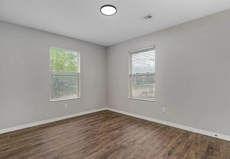 1138 E Walnut St #5 — Photo 8
