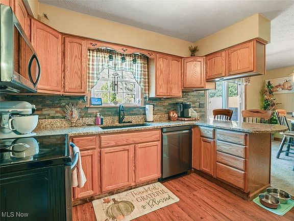 3rd image of 6941 Fairview Dr
