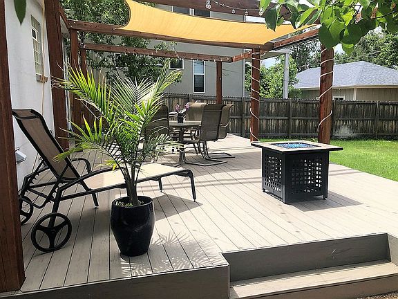 Spacious deck & pergola 