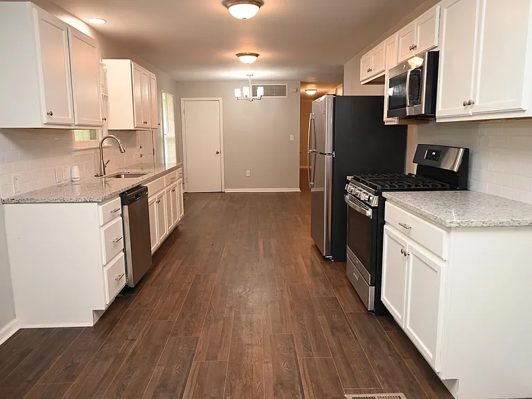 721 Maple St — Photo 7