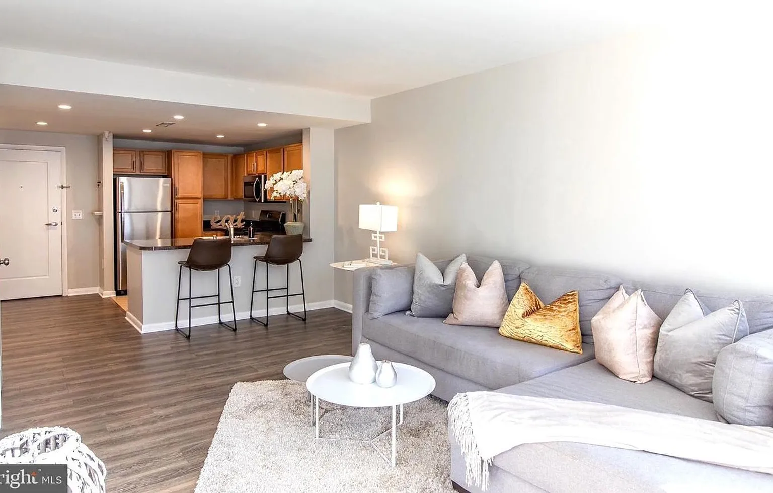 Bright Large 1BR with Parking, Minutes from Waterfront Metro! — Photo 2
