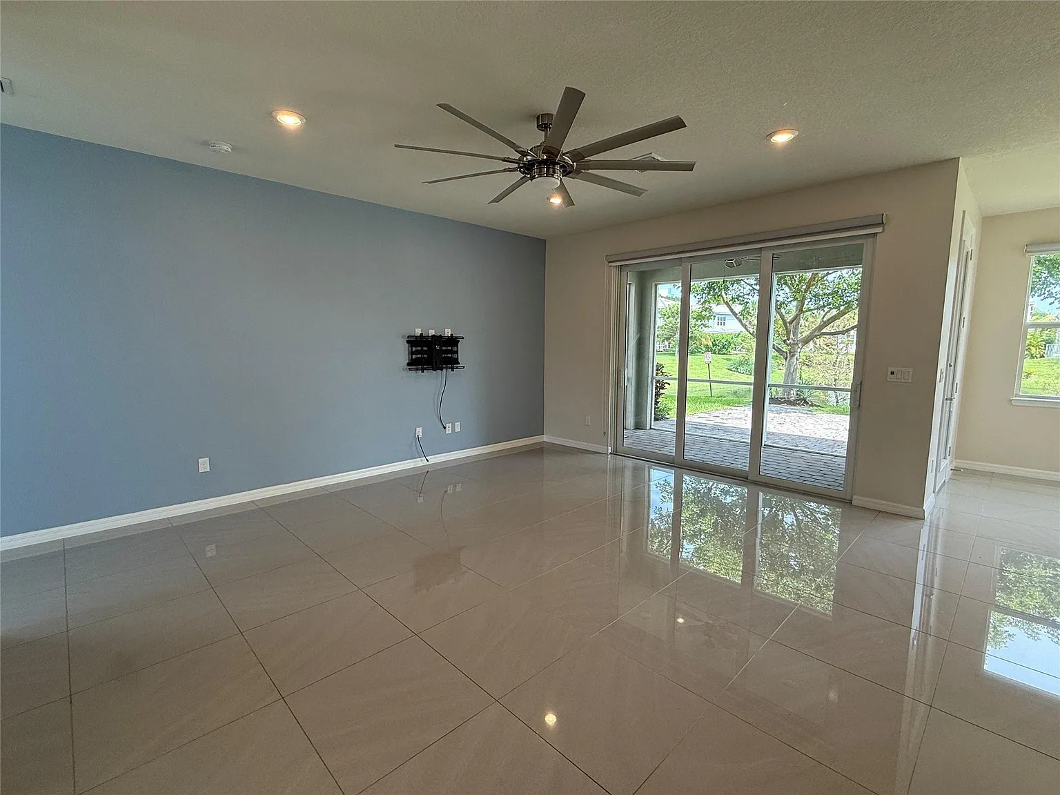 3 bed, 2.5 bath, 2220 sqft, $5,900 — Photo 4