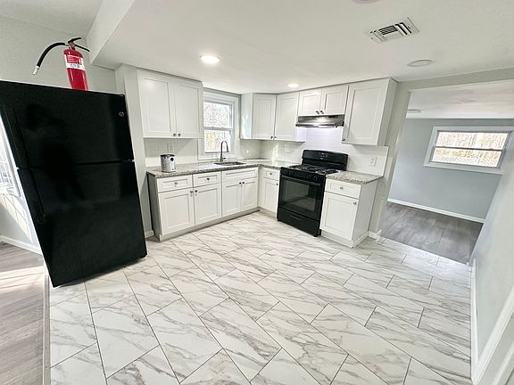 3rd image of 63 Gentian St