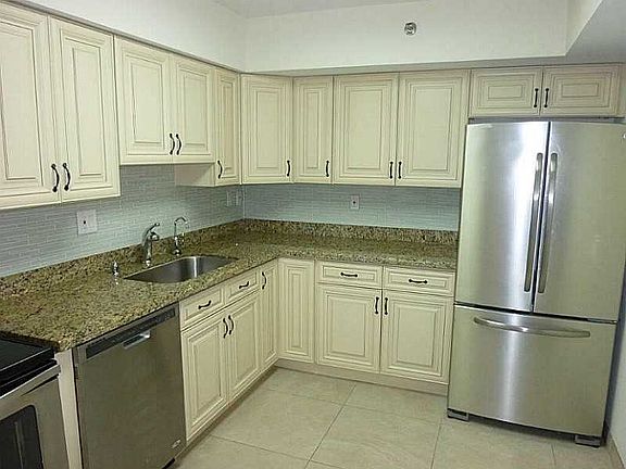 4th image of 3600 Mystic Pointe Dr APT 811