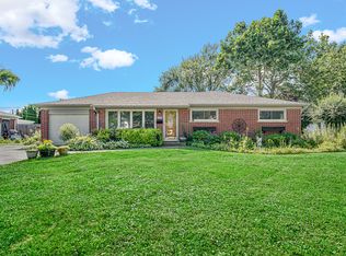 1134 Castle Dr, Glenview, IL 60025