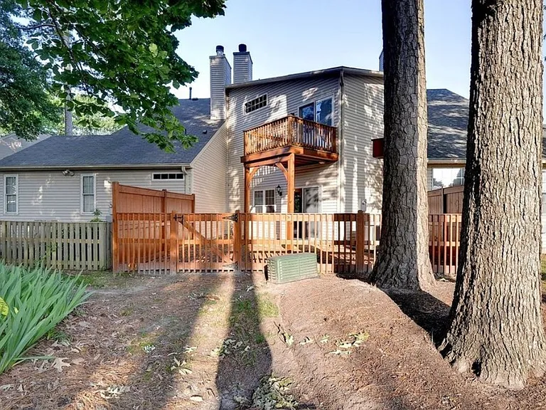 910 Lake Forest Dr — Photo 20
