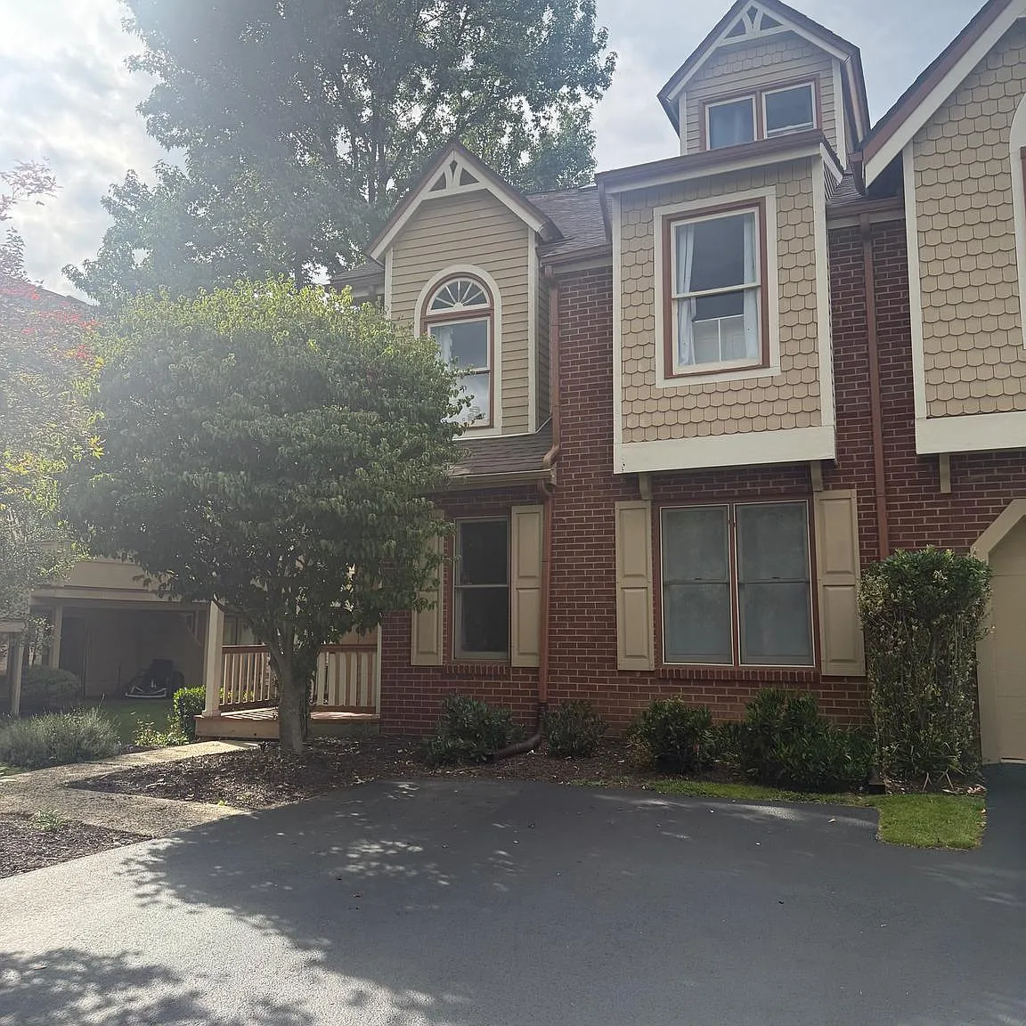 4 bed, 2.5 bath, 2438 sqft, $3,800 — Photo 3