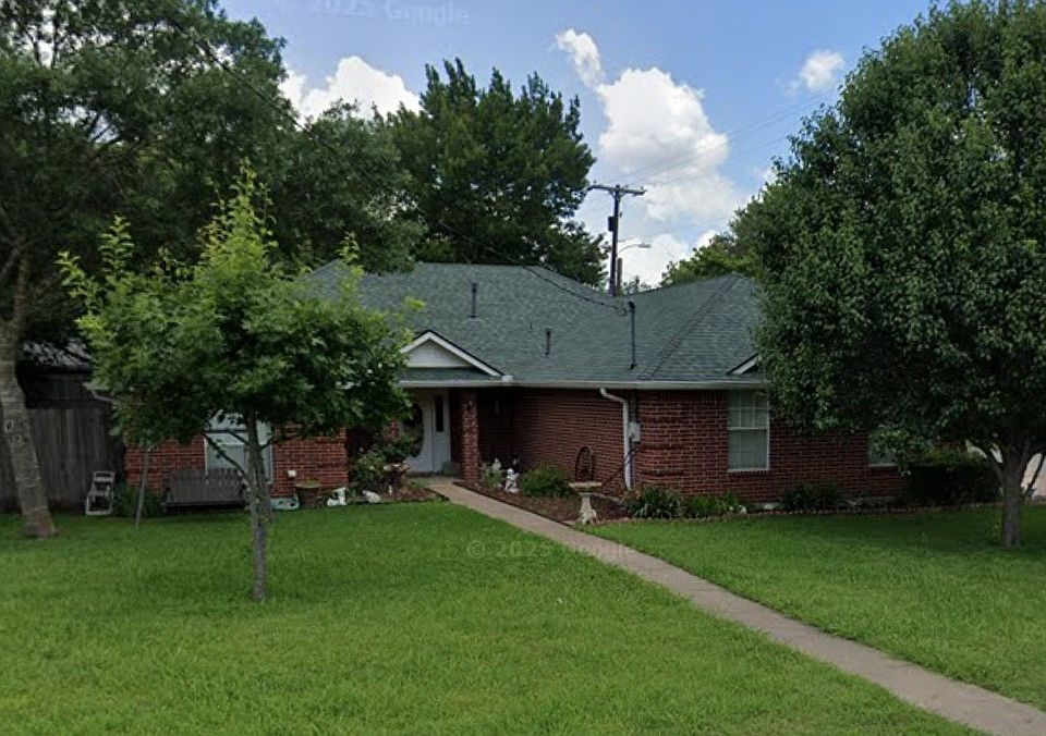 1st image of 301 S Cir