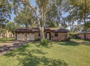 332 Crestwood St, Clute, TX 77531