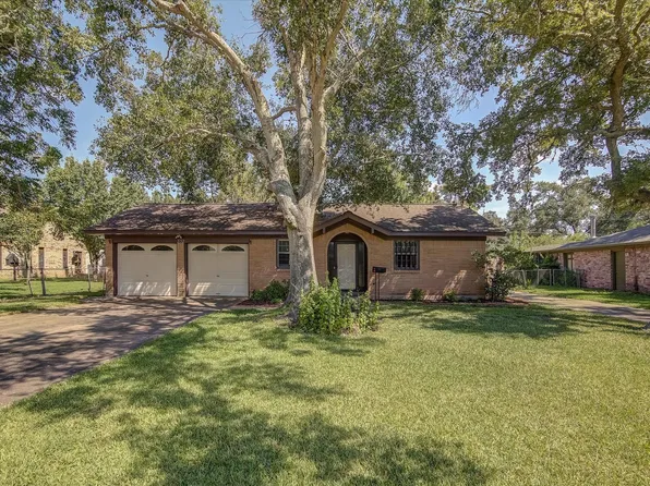 332 Crestwood St, Clute, TX 77531