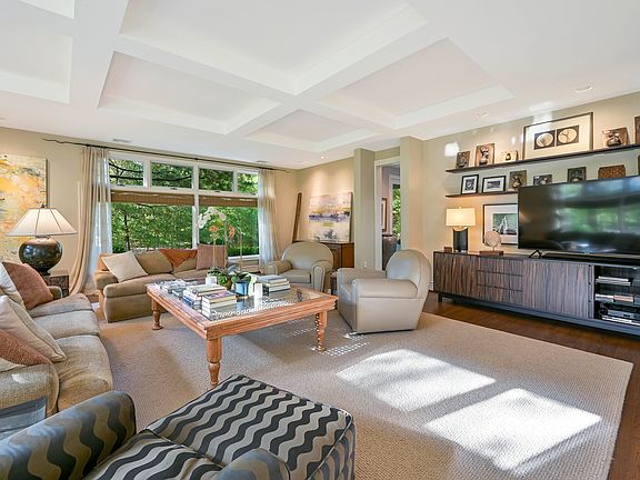 5th image of 9 Rolling Wood Ln