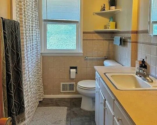 5th image of 203 Orchard St N #1