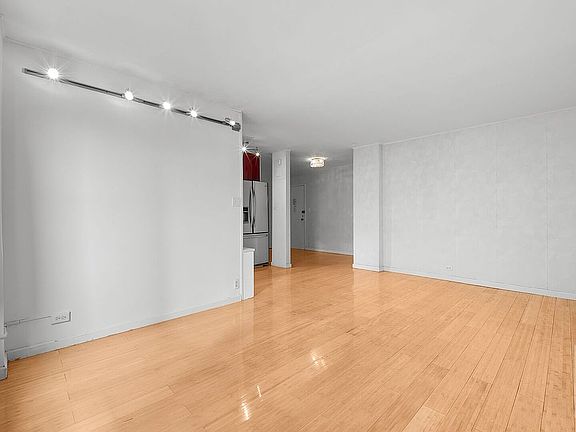 3rd image of 415 Grand St APT E905