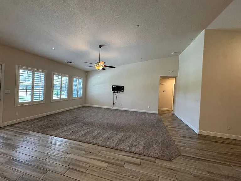 391 W Maclure Ave — Photo 7
