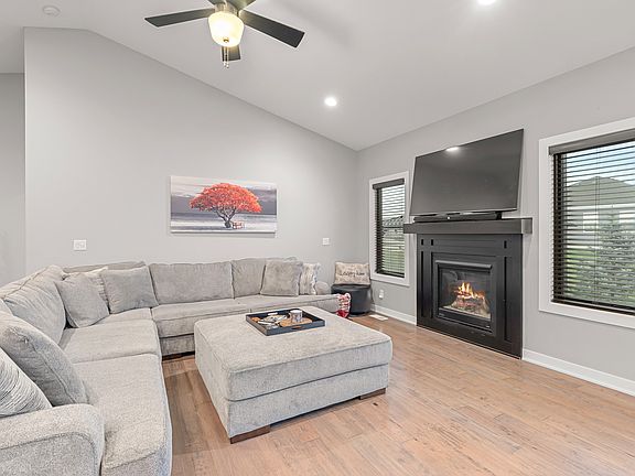 4th image of 1417 NE Main St