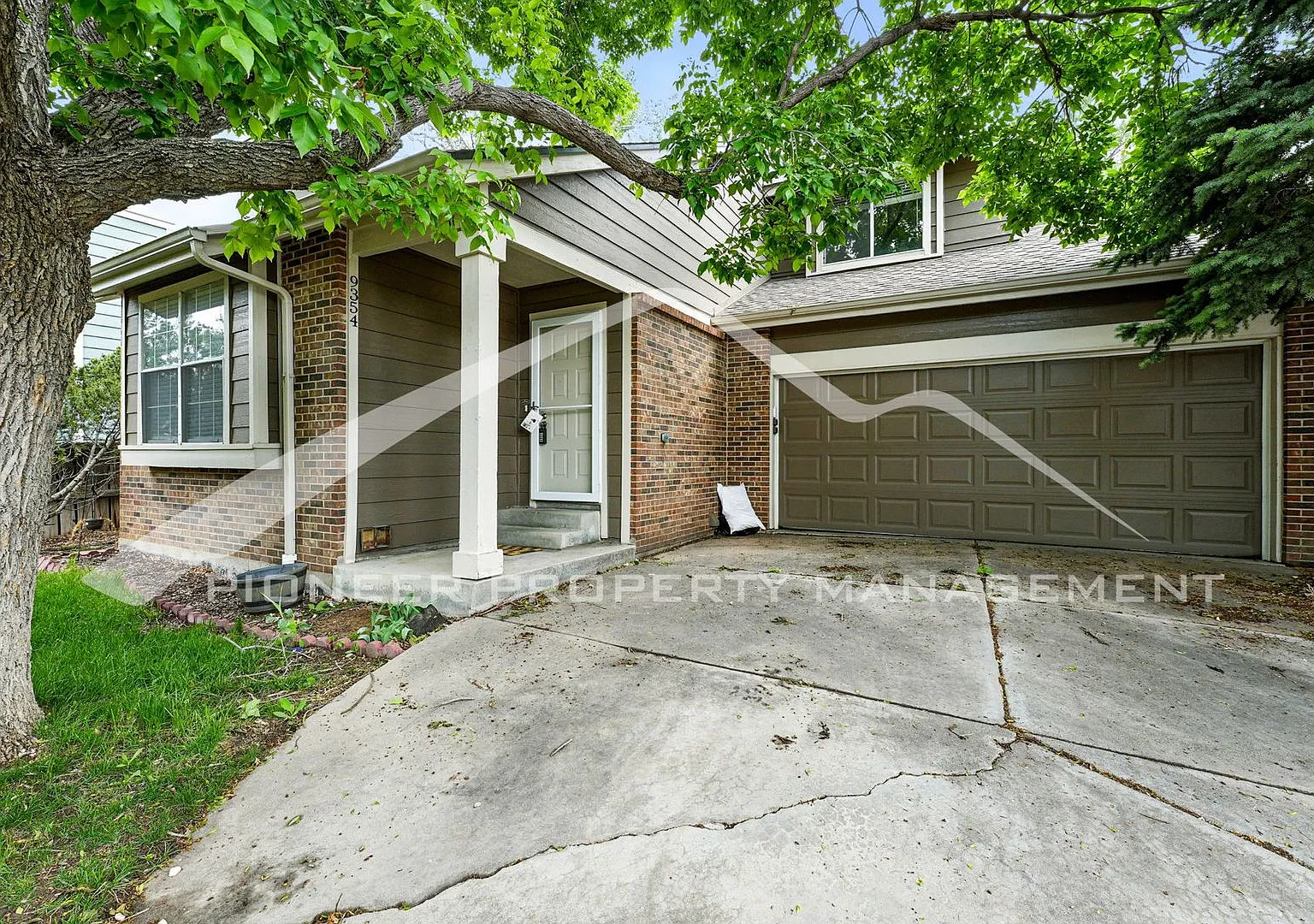 Spacious Home with Fenced Yard and Central AC — Photo 2