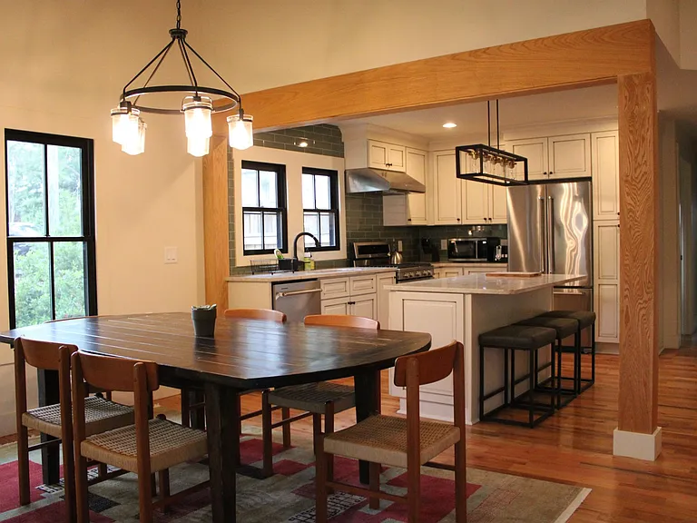 1401 Lillian St — Photo 1