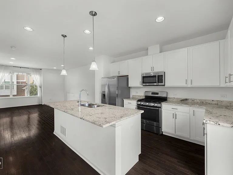 821 W Chase Ln — Photo 10