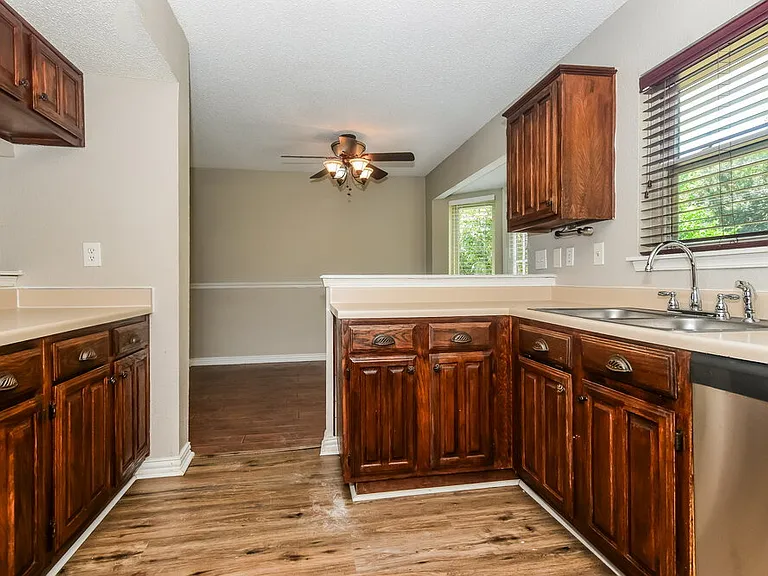 511 Rosewood Ln — Photo 7