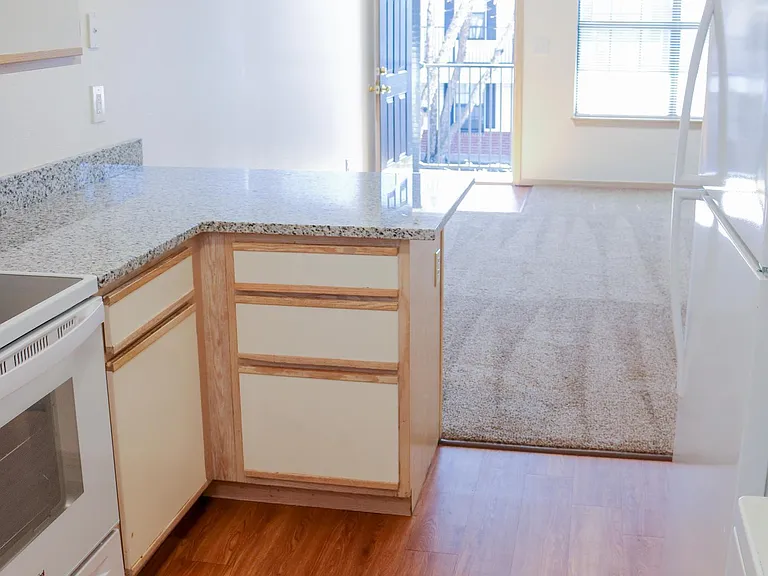 1340 N Oakland Ave #19 — Photo 4