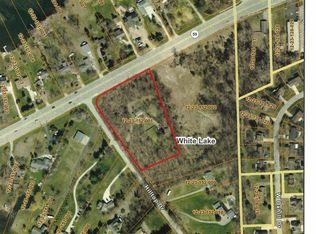 820 Hilltop Dr, White Lake, MI 48386