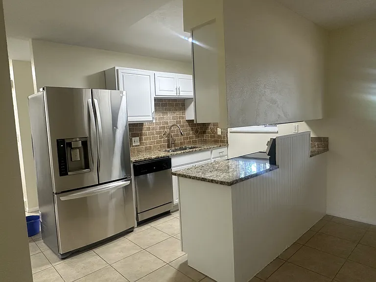 541 S Eaton St — Photo 5