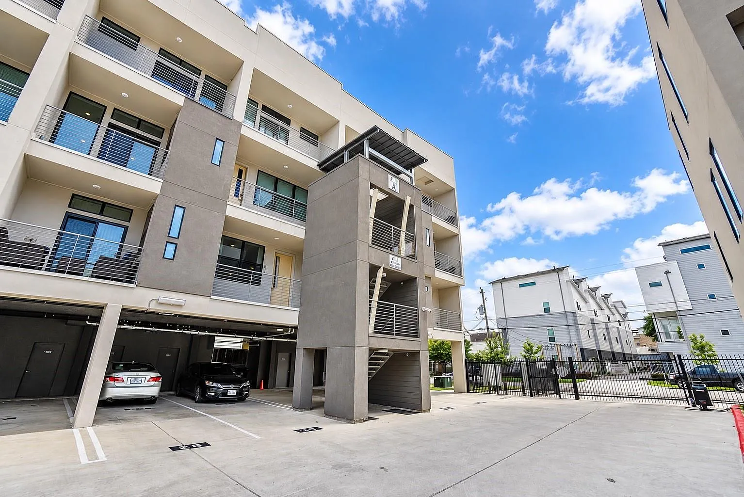 2401 Crawford St — Photo 1