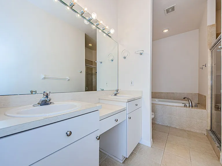 2624 Tottenham Dr — Photo 10