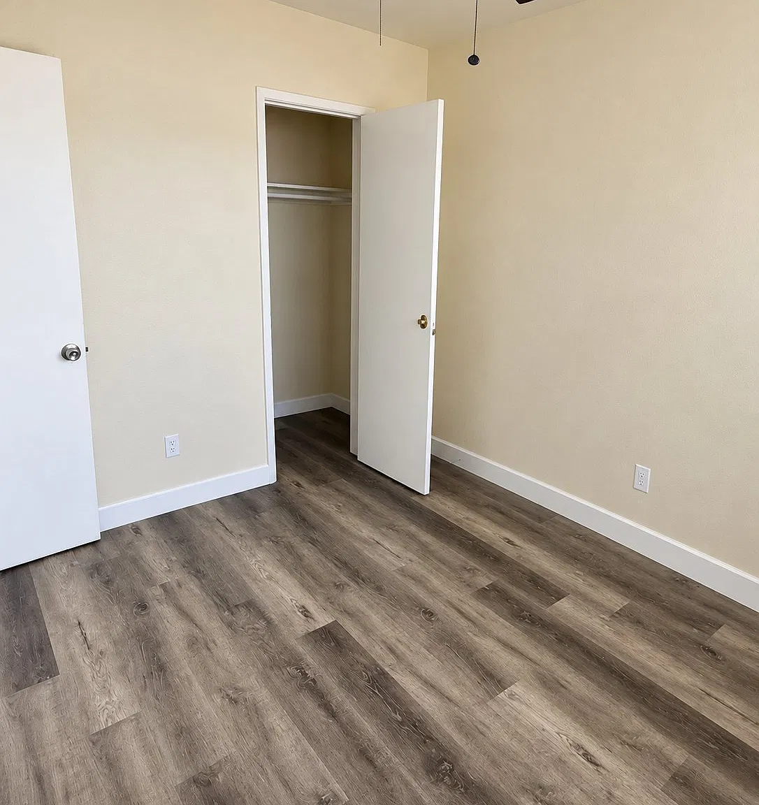 Clean & Comfortable Apartment with Private Outdoor Space. Welcome to this bright and comfortable apt — Photo 2