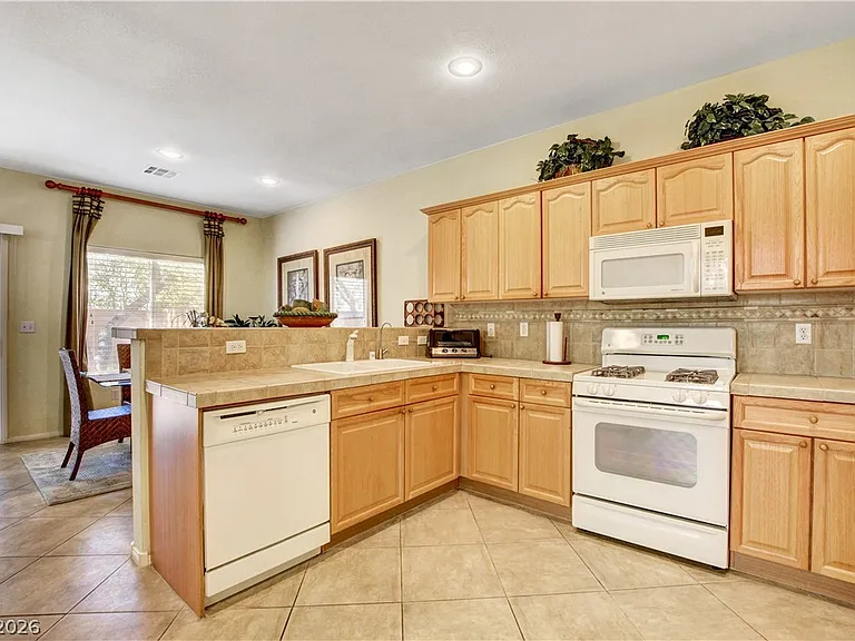 251 Queens Ct — Photo 14