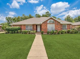 2032 Wheeler Creek Dr, Gainesville, TX 76240