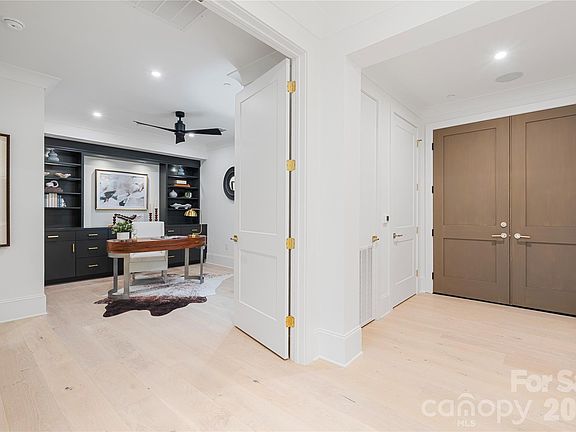4th image of 409 Queens Rd #503