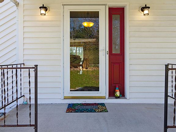 3rd image of 15853 Belmont Dr