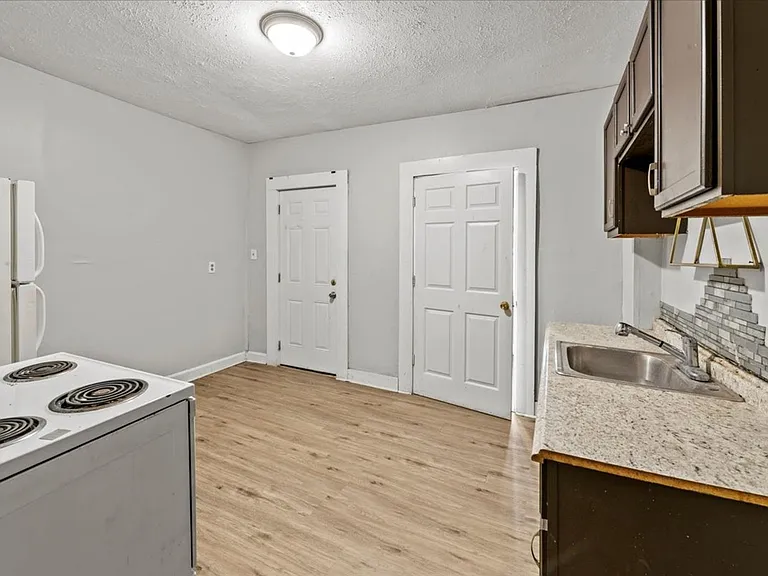 1119 N Dearborn St — Photo 6